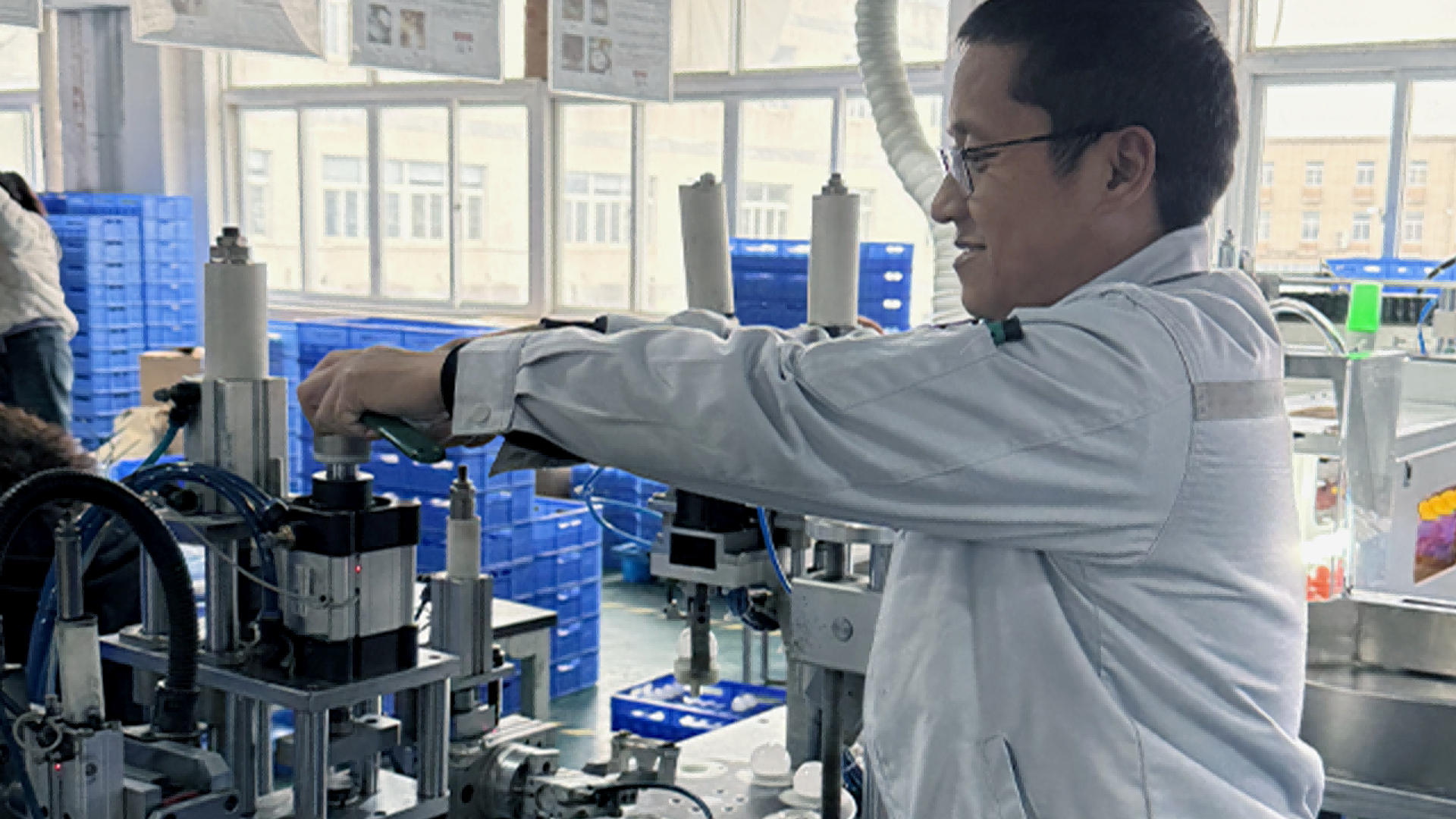 silang-lighting-workers-assembling-led-4