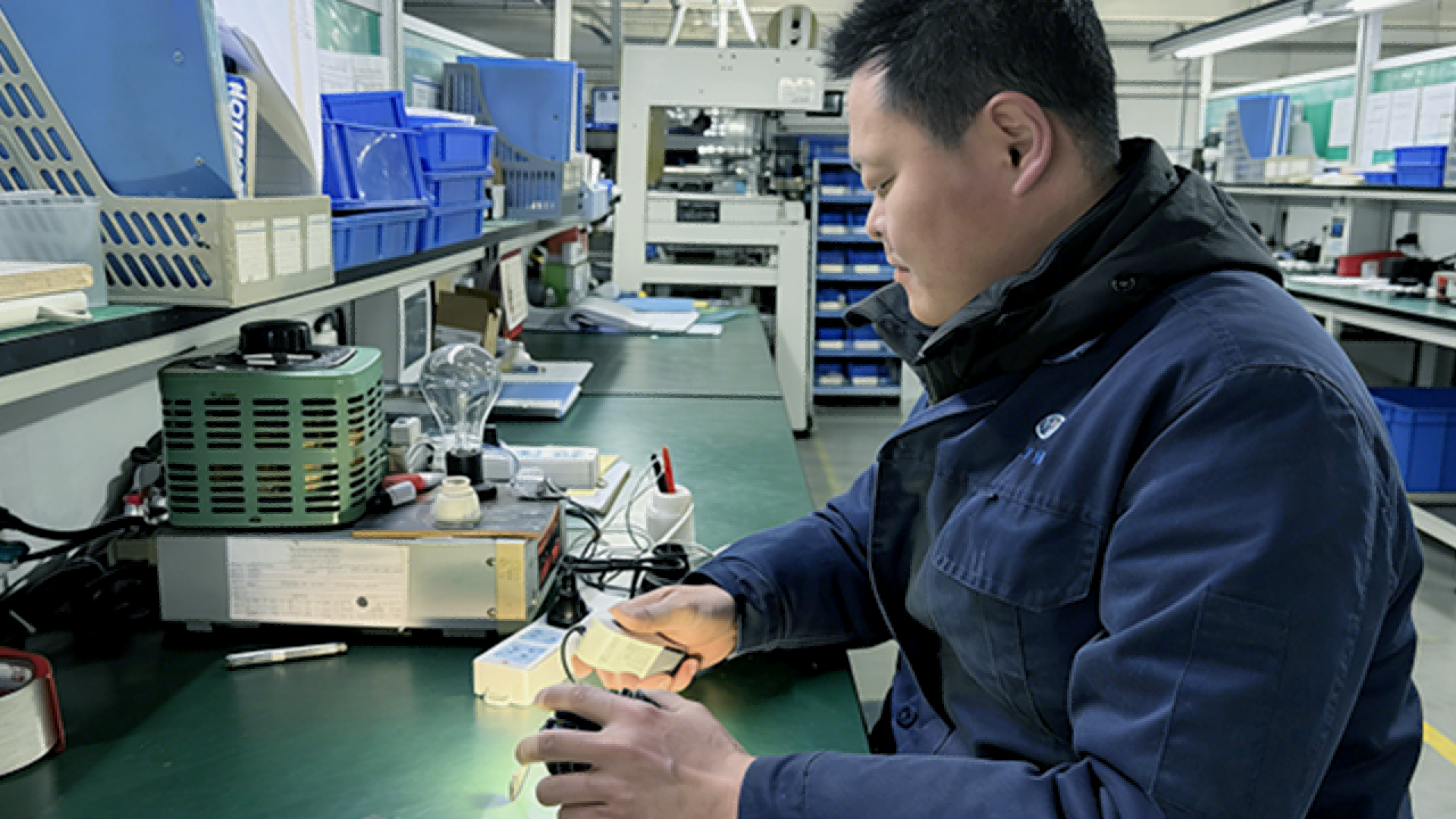 silang-lighting-workers-assembling-led-6